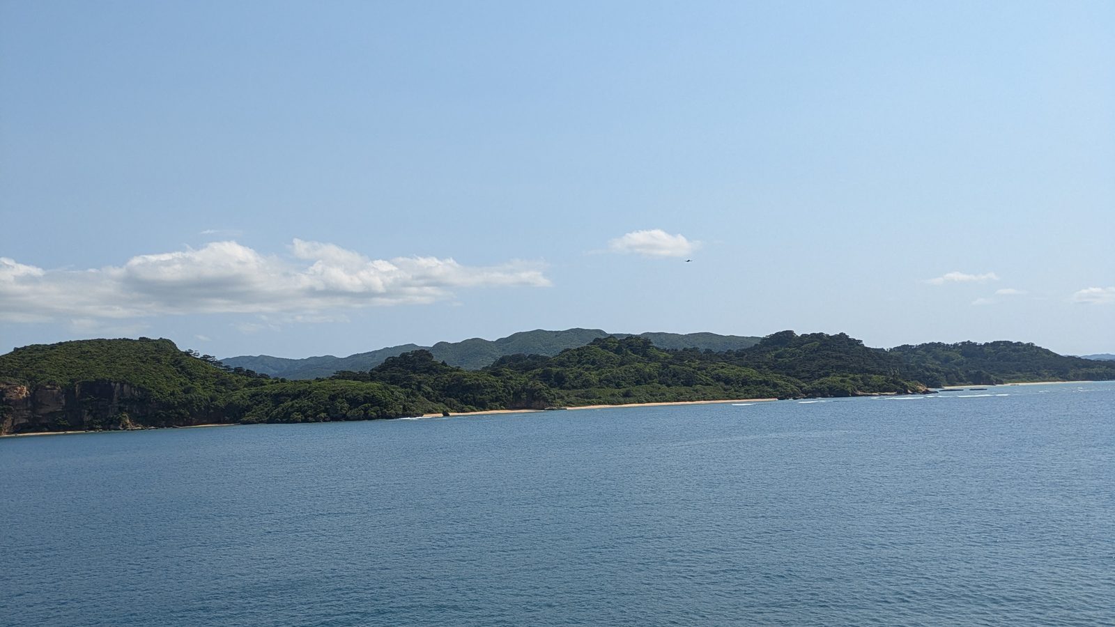 海と都市近接の田舎暮らしをイメージする穏やかな海辺の風景
