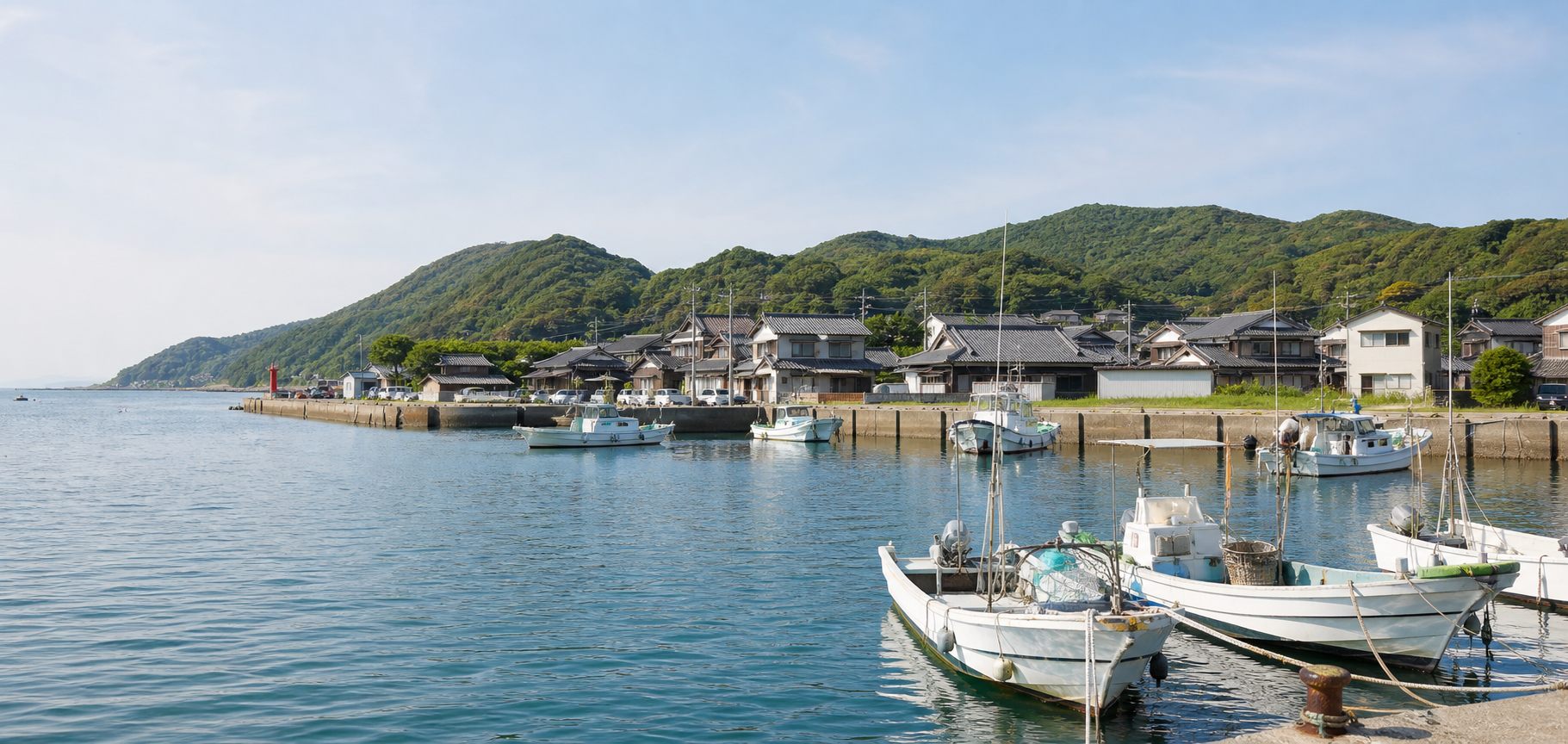 港と海と低い山がある宗像大島の島暮らしのイメージ風景