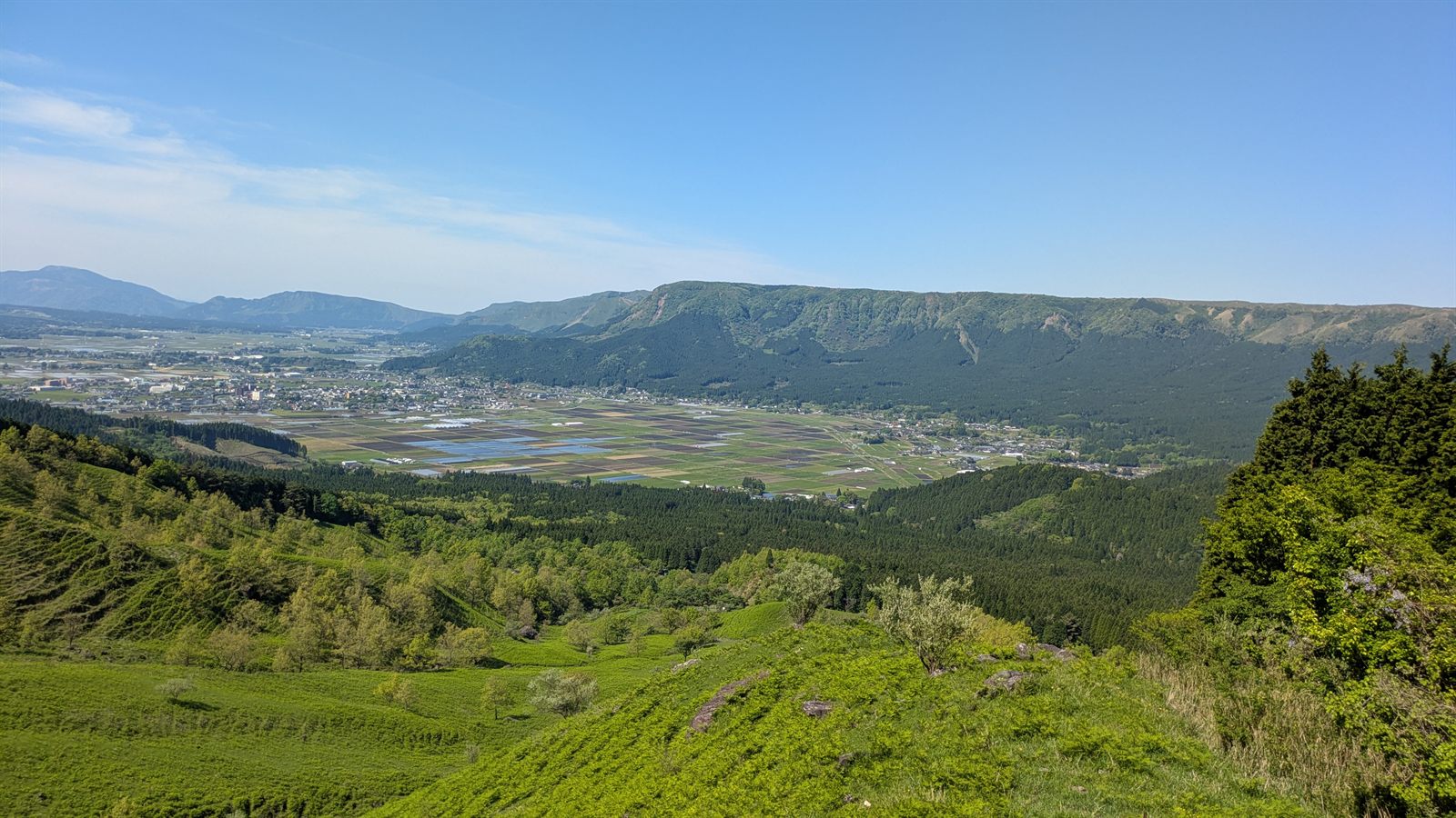 阿蘇の山並みと田園風景