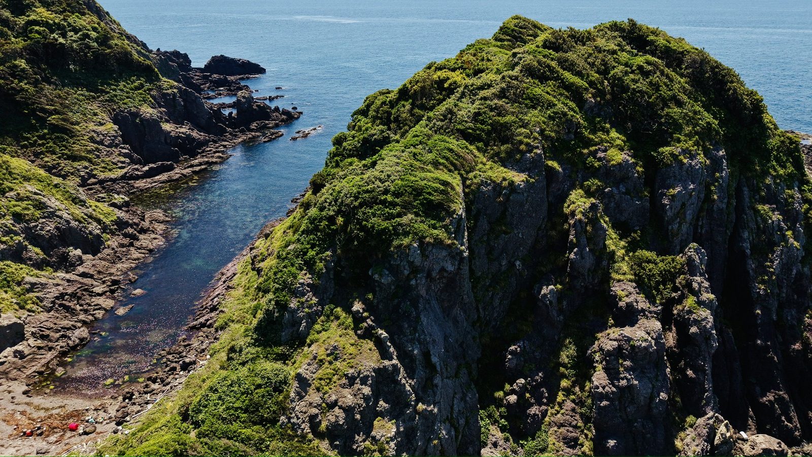 海岸と緑の山をイメージする日本海側の田舎暮らし風景